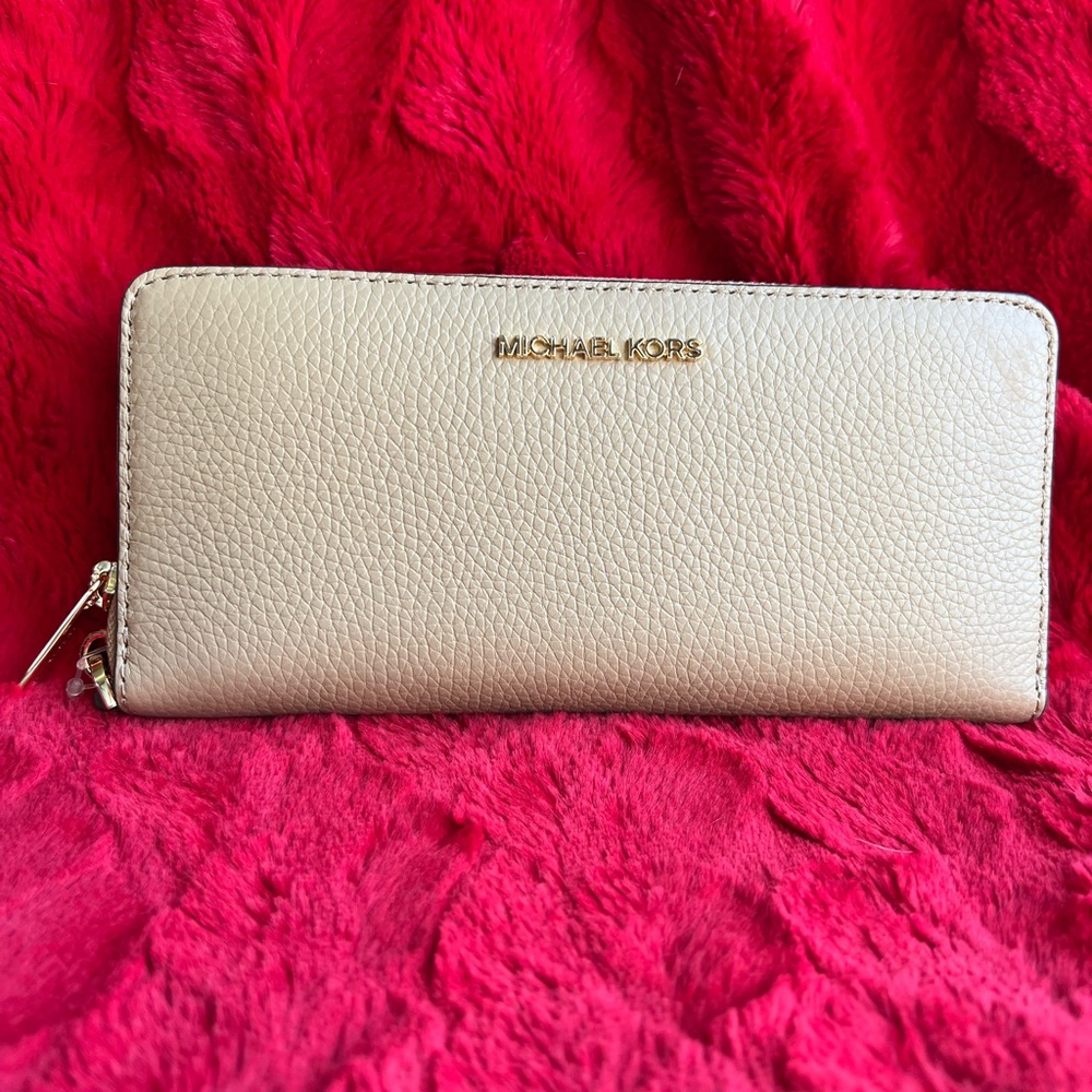 Michael Kors
Jet Set Large Multifunction Phone Wallet